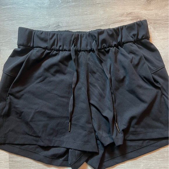 LULULEMON On the Fly Mid-Rise Short 2.5" like NEW - Picture 1 of 3